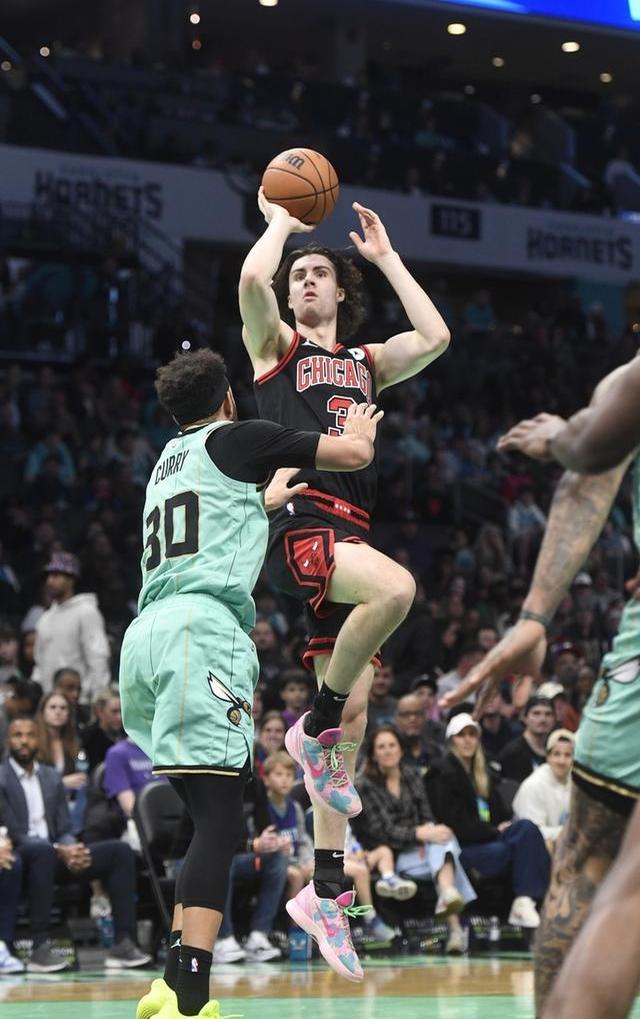 金年会官方在线入口-关于夏洛特黄蜂迎NBA总决赛关键赛；窗口期官宣签约；压力陡增；阵容厚度经受考验的信息