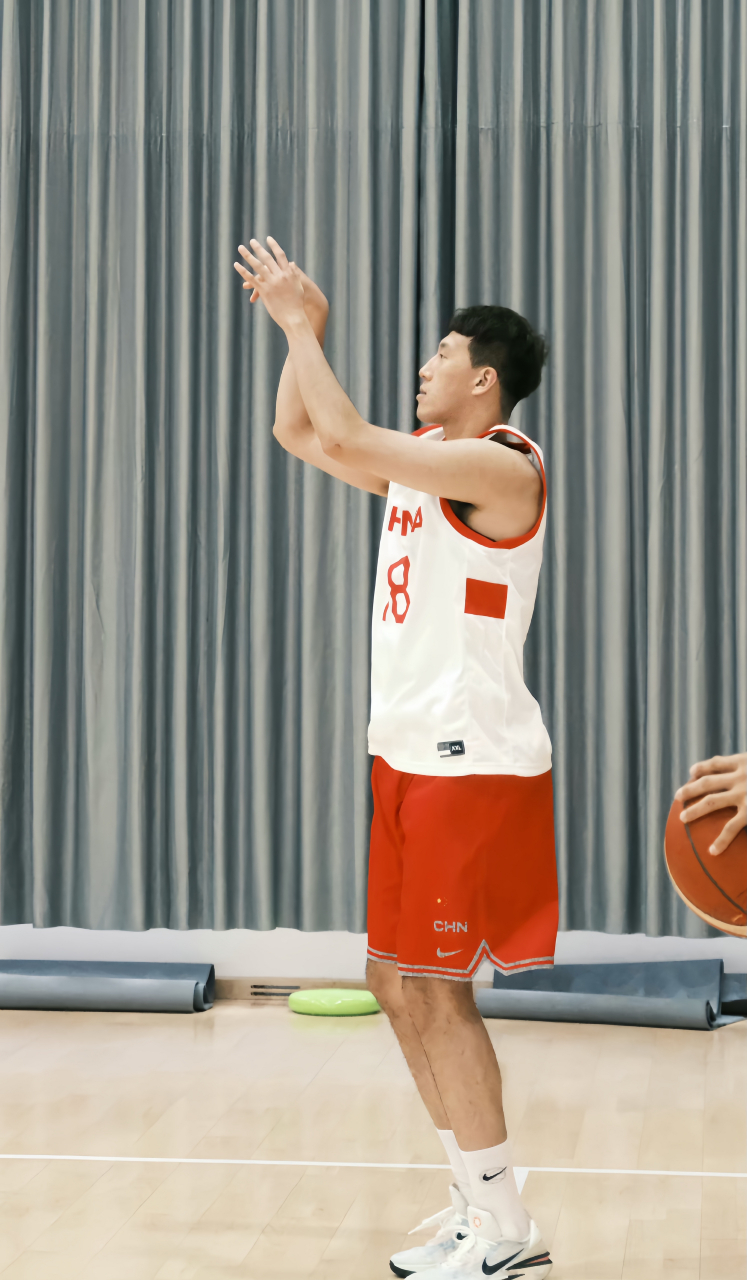 金年会网站-包含深圳男篮训练开放日，今夜门线救险引欢呼，葡超在即，团队化学反应显著的词条